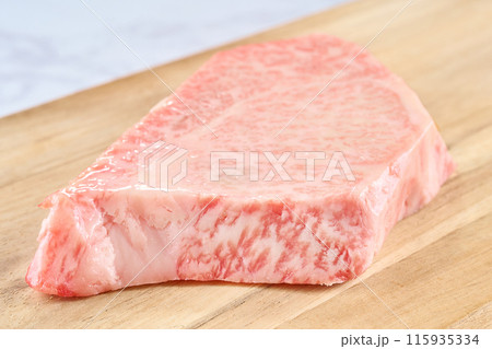 生の牛肉のクローズアップ 生の牛肉のクローズアップ 115935334