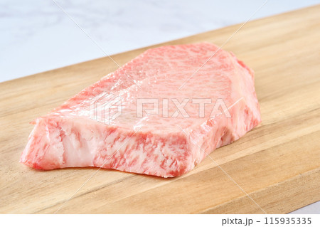 生の牛肉のクローズアップ 生の牛肉のクローズアップ 115935335