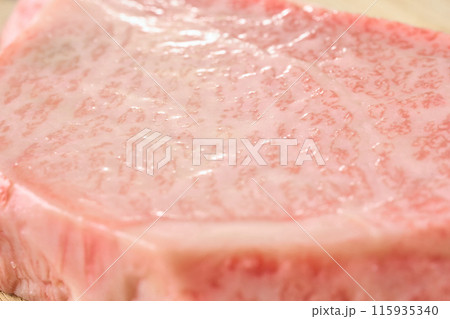 生の牛肉のクローズアップ 115935340
