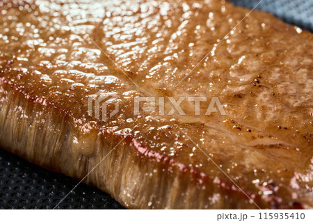 焼いた牛肉のクローズアップ 115935410
