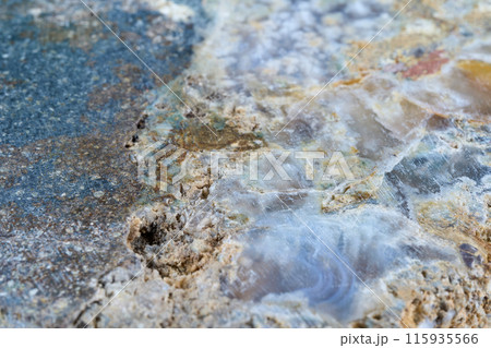 天然石で作られたプレートのクローズアップ 115935566