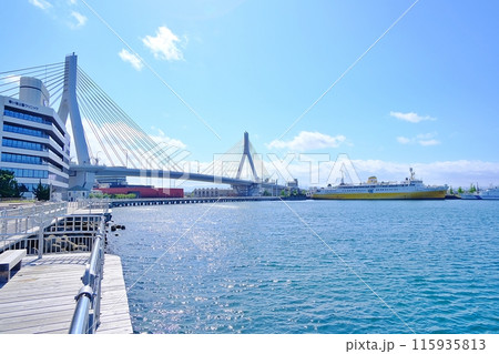 青森ウォーターフロントの風景 115935813