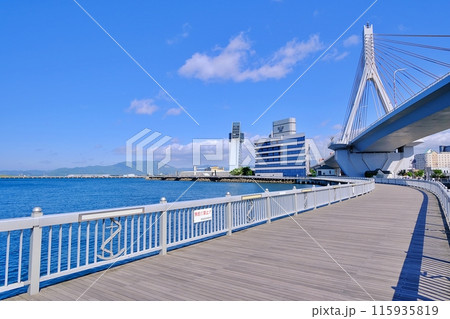 青森ウォーターフロントの風景 115935819