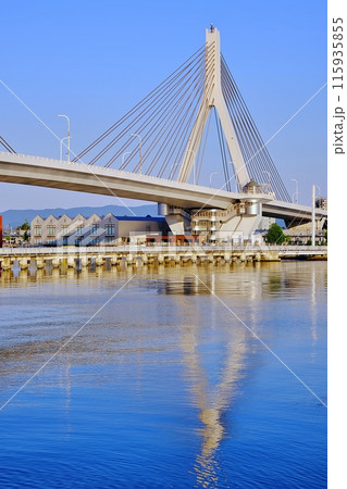 青森ウォーターフロントの風景 115935855