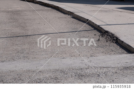 道路にできた段差 道路にできた段差 115935918