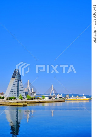 青森ウォーターフロントの風景 115936041