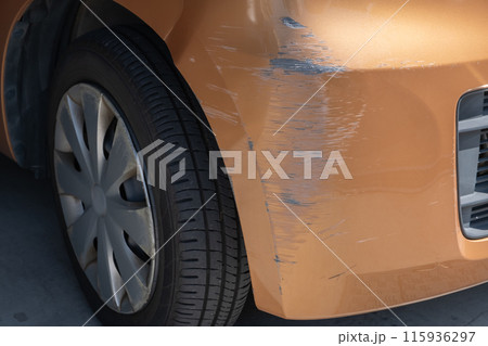 傷ついた自動車のバンパー 115936297