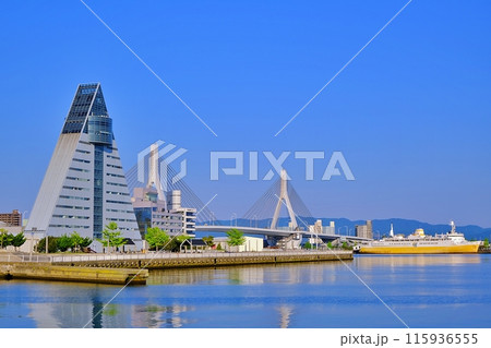 青森ウォーターフロントの風景 115936555