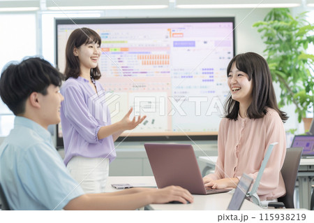 情報システム系の講師と学生_3 115938219