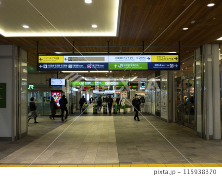 新宿駅南口の改札前 115938370