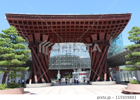 金沢駅の鼓門を正面から撮影 115939801