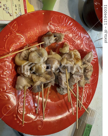 夏野菜の屋台で売られている焼き鳥 115940031