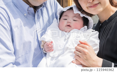 【両親とお宮参りの赤ちゃん】 【両親とお宮参りの赤ちゃん】 115940362