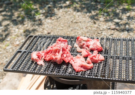 【オートキャンプ場でソロキャンプ　網で牛肉を焼く】 115940377