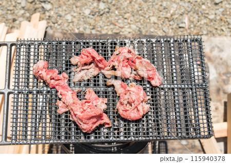 【オートキャンプ場でソロキャンプ 網で牛肉を焼く】 【オートキャンプ場でソロキャンプ 網で牛肉を焼く】 115940378