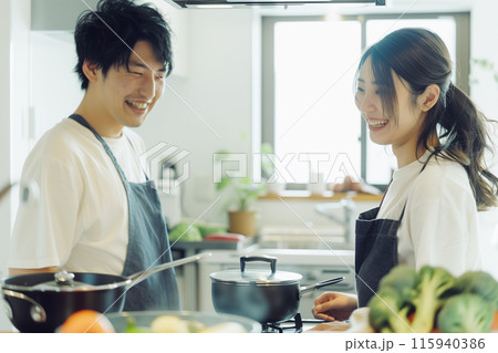 キッチンで料理・家事をするカップル 115940386