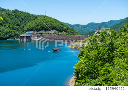 快晴の青空と九頭竜ダムの景色｜ダムイメージ｜ダム湖イメージ～福井県大野市 115940422
