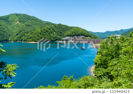 快晴の青空と九頭竜ダムの景色｜ダムイメージ｜ダム湖イメージ～福井県大野市 115940423