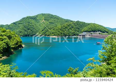 快晴の青空と九頭竜ダムの景色｜ダムイメージ｜ダム湖イメージ～福井県大野市 115940424