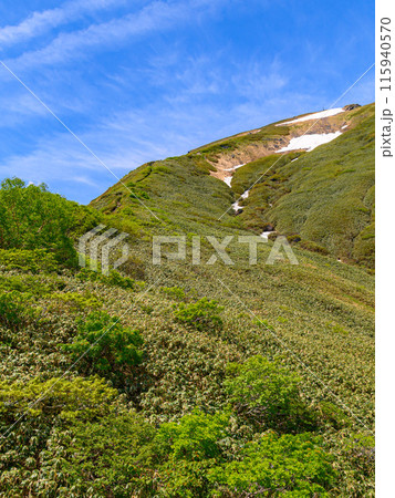 （群馬県）谷川岳天神尾根の登山道と青空 115940570