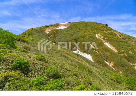 （群馬県）谷川岳天神尾根の登山道と青空 115940572