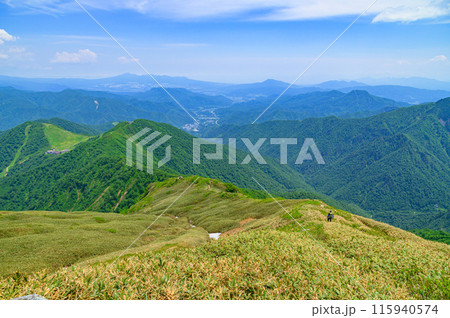 （群馬県）谷川岳天神尾根の登山道と青空 115940574