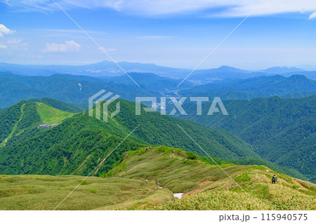 （群馬県）谷川岳天神尾根の登山道と青空 115940575
