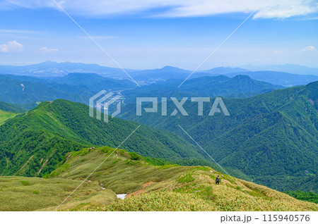 （群馬県）谷川岳天神尾根の登山道と青空 115940576
