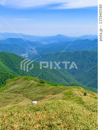 (群馬県)谷川岳天神尾根の登山道と青空 (群馬県)谷川岳天神尾根の登山道と青空 115940580