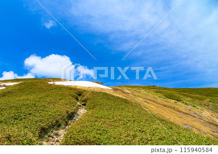 （群馬県）谷川岳天神尾根の登山道と青空 115940584