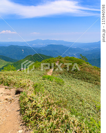 （群馬県）谷川岳天神尾根の登山道と青空 115940598