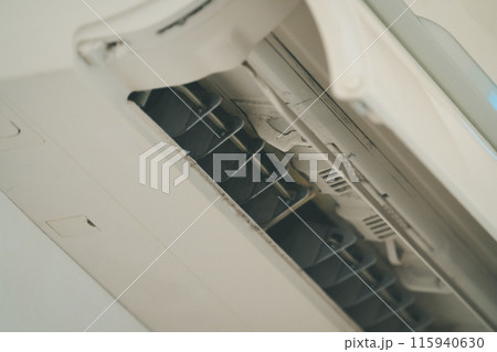 家庭用エアコンの吹き出し口の汚れ 115940630