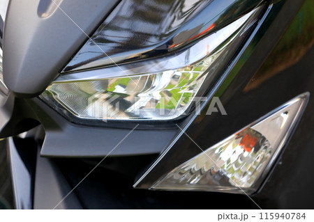 スクーターのヘッドライト 115940784