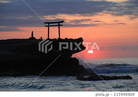 鳥居に昇る朝日　伊豆下田白浜海岸 115940909