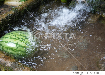 夏、川に浮かぶ冷たいスイカ1 夏、川に浮かぶ冷たいスイカ1 115941016