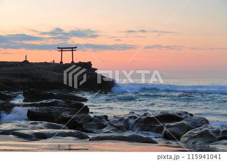【静岡県】白濱神社・大明神岩の赤鳥居 夜明け 【静岡県】白濱神社・大明神岩の赤鳥居 夜明け 115941041