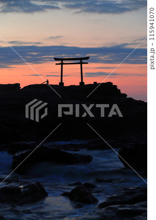 【静岡県】白濱神社・大明神岩の赤鳥居 夜明け 【静岡県】白濱神社・大明神岩の赤鳥居 夜明け 115941070