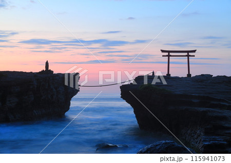【静岡県】白濱神社・大明神岩の赤鳥居 夜明け 【静岡県】白濱神社・大明神岩の赤鳥居 夜明け 115941073