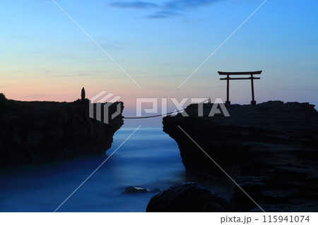 【静岡県】白濱神社・大明神岩の赤鳥居　夜明け 115941074