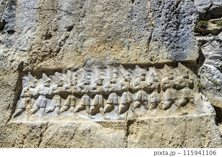 ヤズルカヤ遺跡ギャラリーの12人の黄泉の国の神々が行進するレリーフ ヤズルカヤ遺跡ギャラリーの12人の黄泉の国の神々が行進するレリーフ 115941106