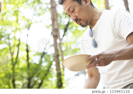BBQを楽しむ男性 115941110