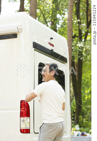キャンピンカーと男性 115941224