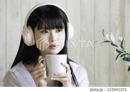 ヘッドホンで音楽を聴く若い女性 ヘッドホンで音楽を聴く若い女性 115941251
