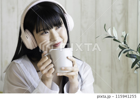 ヘッドホンで音楽を聴く若い女性 ヘッドホンで音楽を聴く若い女性 115941255