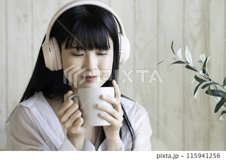 ヘッドホンで音楽を聴く若い女性 ヘッドホンで音楽を聴く若い女性 115941256