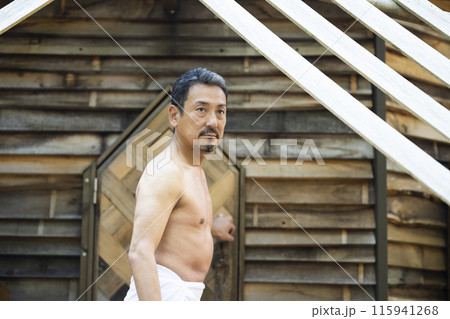 サウナを楽しむ50代男性 115941268