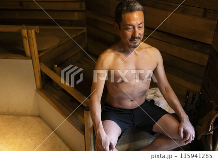 サウナを楽しむ50代男性 115941285