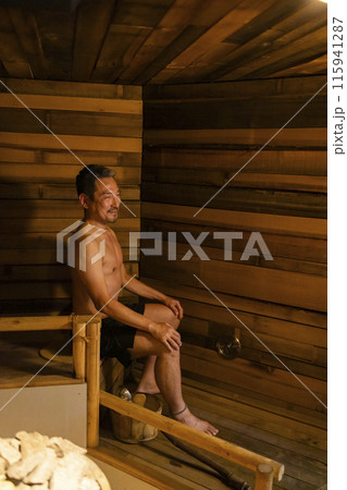 サウナを楽しむ50代男性 サウナを楽しむ50代男性 115941287