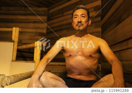 サウナを楽しむ50代男性 サウナを楽しむ50代男性 115941289