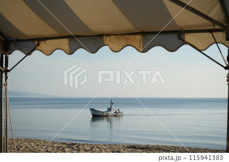海に浮かぶ漁船 115941383
